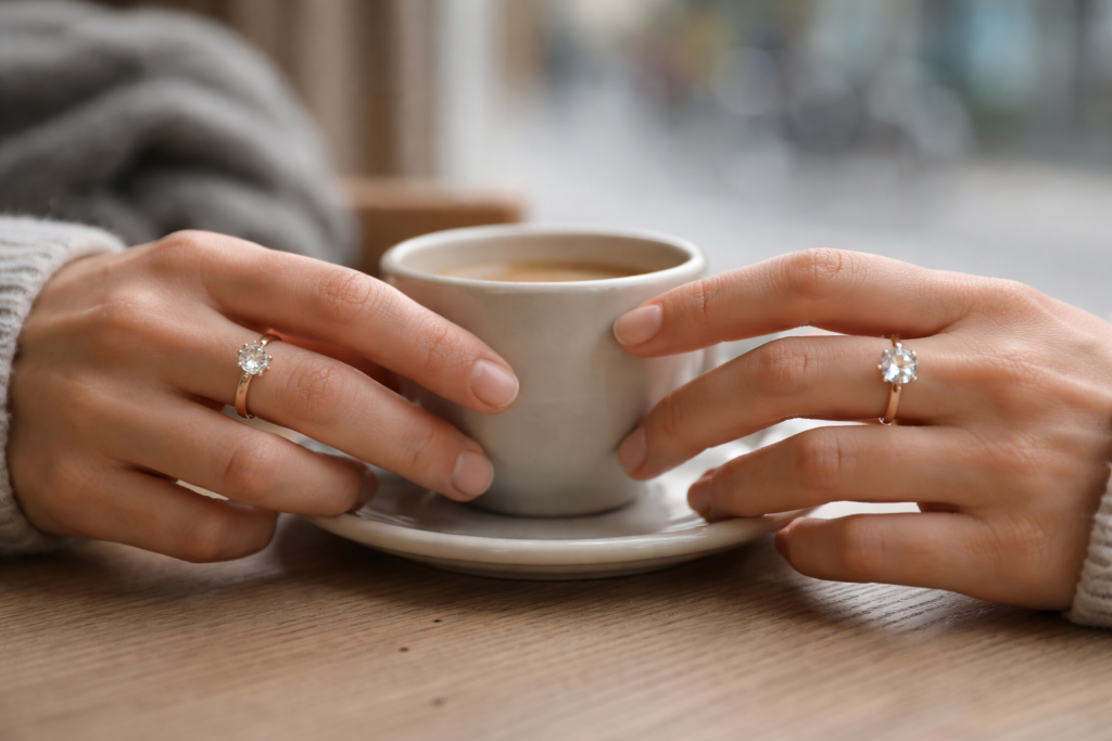 Hvordan du mærker forskellen på diamant og moissanite før du køber