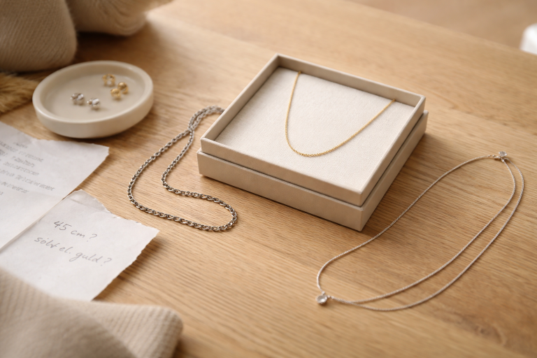 Halskæde som gave: sådan vælger du længde, vedhæng og stil uden at ramme ved siden af