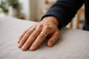Flere ringe til mænd: sådan kombinerer du ringe på én hånd