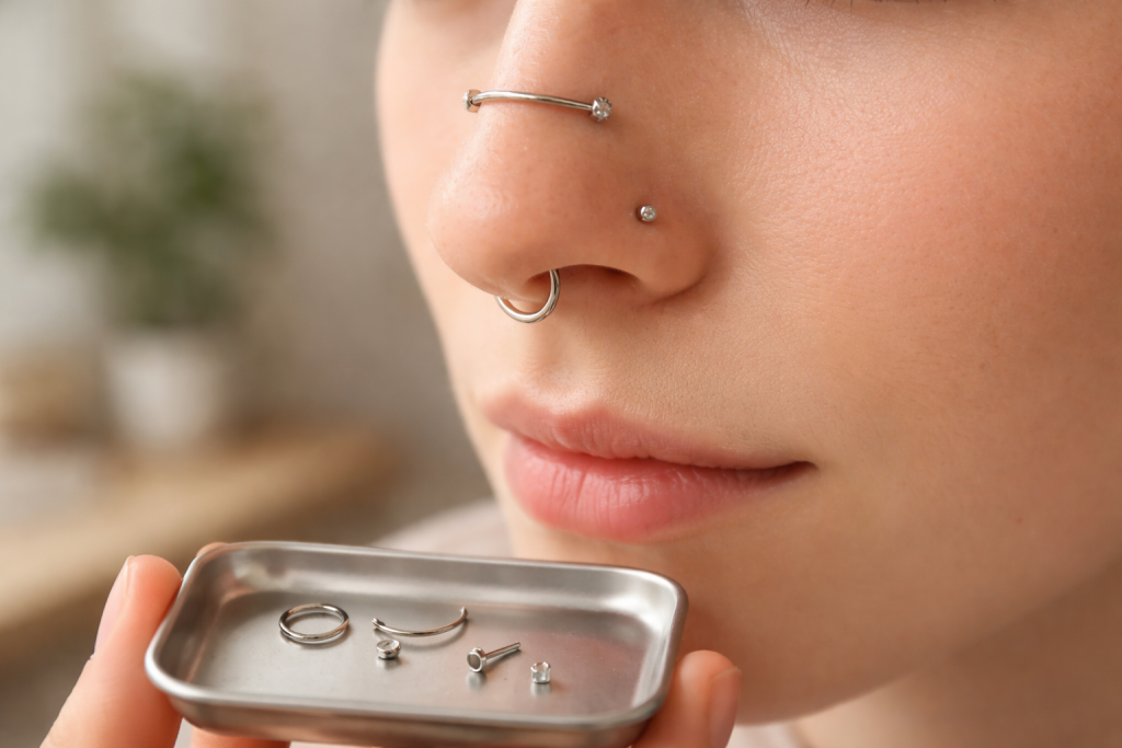 Næsepiercing: typer, smerte, heling, materialer og sikre smykker
